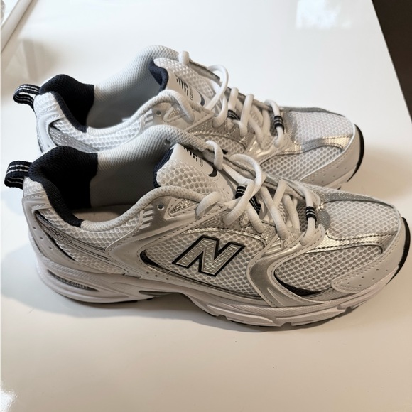 New Balance Women’s Sneakers Size 7 - Picture 1 of 5